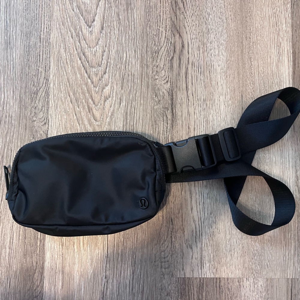 Black lululemon belt bag!!